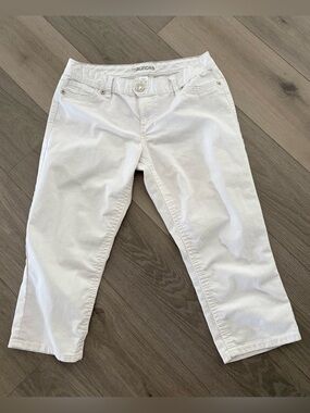 Maurices White Woman’s Cropped Pants